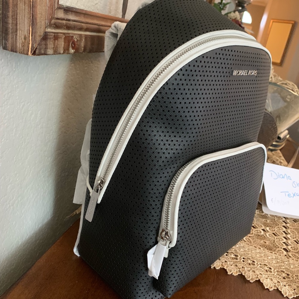 New medium Backpack only  😍 - Picture 5 of 5